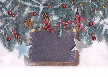 Karda Noel süsleri olan boş bir karatahta. Üst görünüm, metin alanı, alt kenar beyaz üzerine izole edilmiş. 