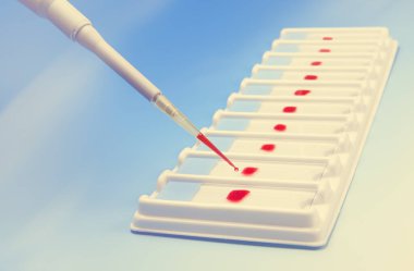 Biyolojik değerlendirme konsepti. Mikroskopi için kan örnekleri dizisi ve mavi gradyan arka planda bir pipet