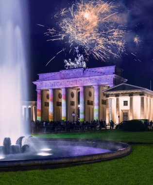 Geceleri Berlin Brandenburg Kapısı (Brandenburger Tor)