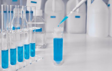 Mavi ve beyaz olarak bilimsel arka plan. Sıvı örneği otomatik pipet ile yükleme, metin için boşluk