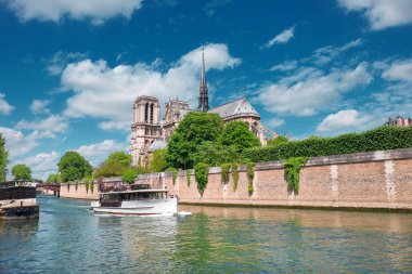 Paris 'teki Notre Dame Katedrali. Bu panoramik görüntü baharın aydınlık bir gününde kayıttan çekildi..