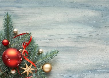 Noel arkaplanı: köknar dalları ve ışık nötr arkaplan, metin alanı üzerine noel mücevherleriyle süslenmiş