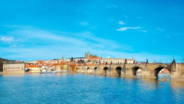 Charles Köprüsü, St. Vitus Katedrali ve tarihi binada, Prag, panorama ters nehir banka