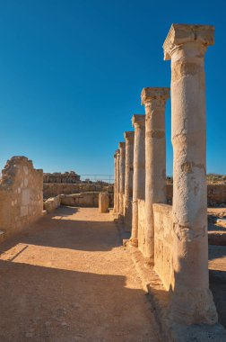 Kıbrıs 'ın Paphos kentindeki Kato Paphos Arkeoloji Parkı' ndaki antik tapınak sütunları.