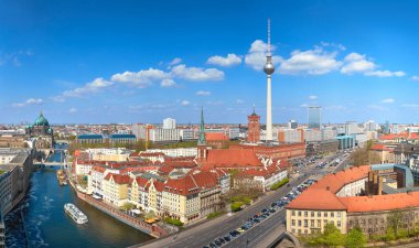 Bahar aylarında Spree nehri ve Alexanderplatz TV kulesi de dahil olmak üzere orta Berlin 'in hava manzarası