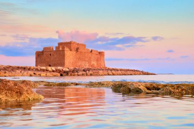 Kıbrıs Rum Kesimi 'nin Pathos kentindeki Pafos Limanı Şatosu (Türk Kalesi) gün batımında