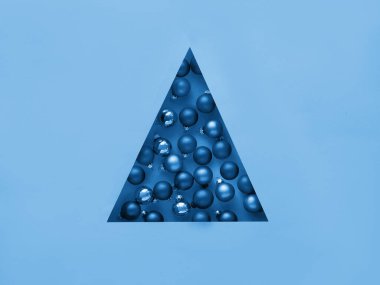 Geometrik yaratıcı Noel dairesi. Tek renkli imge mavi renkte. Noel ağacı şeklinde üçgen kağıt delikte Xmas mücevherleri..