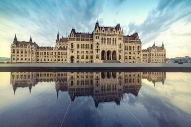 Budapeşte'de bir gün batımı yansıma çeşme bina Parlamento. Bu görüntü tonda