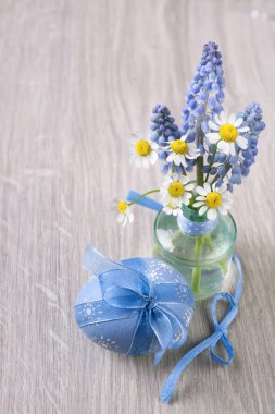  Üzüm sümbülü ahşap arka plan, papatya çiçekleri ve Paskalya yumurtası, botunuz için alan