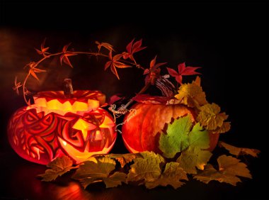 Cadılar Bayramı Balkabağı sonbahar yığını içinde mum ile kalkıyor, ışık Fırça tekniği