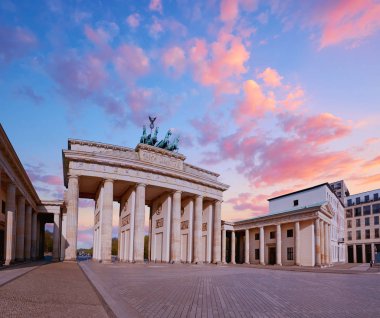 Brandenburg Kapısı (Brandenburger Tor), Almanya 'nın başkenti Berlin' de günbatımında, panoramik görüntü