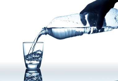 el plastik şişe cam içine su dökme