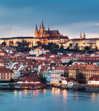 Prag Kalesi ve Mala Strana bölgesi Vltava nehrinin karşısında. 