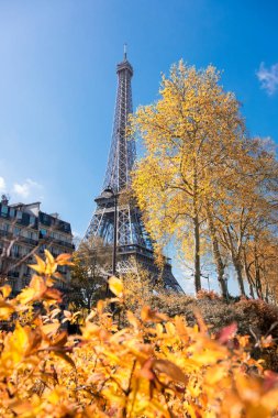 Paris, Eyfel kulesi Aydınlık bir sonbahar gününde