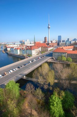 İlkbaharda, Alexanderplatz TV kulesi de dahil olmak üzere orta Berlin 'in hava manzarası.