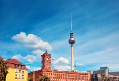 Berlin 'de Alexanderplatz' da Televizyon Kulesi açık ve Kızıl Kasaba Salonu güneşli bir günde, metin alanı