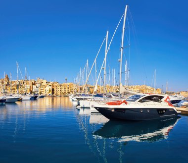 Altın sabahta Grand Bay, Valetta, Malta 'daki Senglea marinasında yelkenli sürüyor.