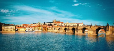 Charles Köprüsü, St. Vitus Katedrali ve tarihi binada, Prag, panorama ters nehir banka