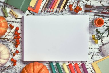 Sonbahar dekorasyonları, kalemler, kağıt etiketler, boyalar ve fırçalar, metin alanı