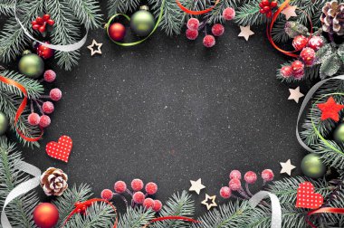 Noel çerçevesinde köknar dalları, kırmızı ve yeşil biblolar, yıldızlar, kalpler, böğürtlenler ve kurdeleler. Metnin için alanı olan en üstteki görünüm