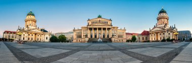 Fransız ve Alman kiliseler ve konser salonu ile Gendarmenmarkt Meydanı şafak-Berlin Panorama görüntüsü