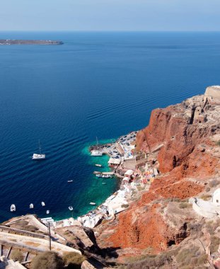 Santorini adasındaki Oia köyündeki yerel liman, Yunanistan, panorama.