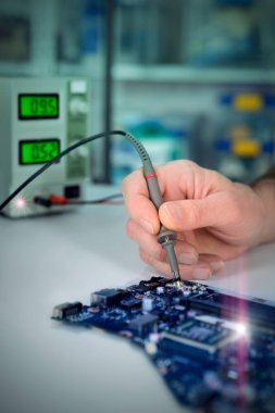Elektronik arkaplan, anakart tamir teknolojisi. Tonlu görüntü, vignette, ekstra ışık efektleri. Sığ Dof, test aracına odaklan, metnin için boşluk