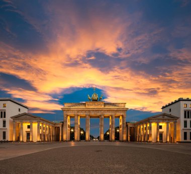 Gün batımında Brandenburg Kapısı (Brandenburger Tor)