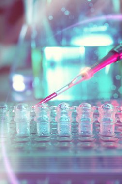 DNA amplifikasyonu ve sıralama araçları ile bilimsel arka plan. Sığ Dof, görüntünün çoğu bulanık. Bu görüntü yumuşatılmış. Metnin için boşluk.