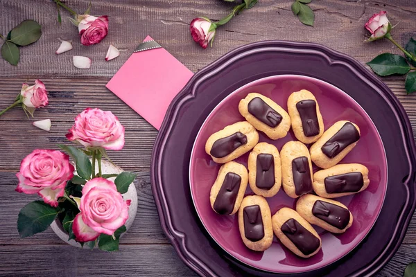 Mini Éclairs Vanille Avec Glaçage Chocolat Sur Plaque Violette Vue — Photo