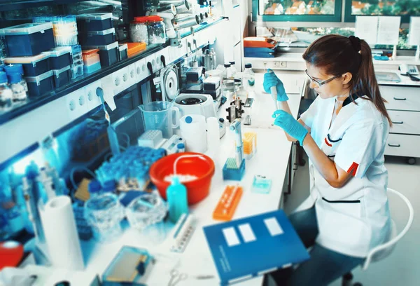 Молодий Вчений Працює Сучасній Біологічній Лабораторії — стокове фото