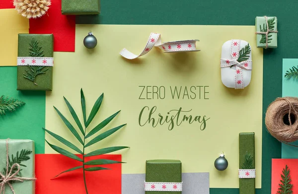 环保零废品包装为圣诞或新年礼物 用手工包装纸包装 创意平面布局 圣诞礼物理念的顶视图 彩色几何纸张背景 — 图库照片