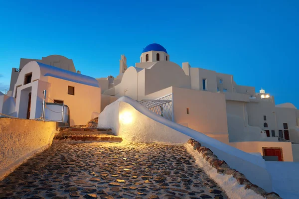 Igreja Local Com Cúpula Azul Aldeia Oia Ilha Santorini Grécia — Fotografia de Stock