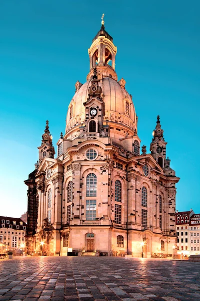 在德国德累斯顿 一个清澈的夜晚 明亮的圣母教堂 Frauenkirche 晴朗的蓝天 德国萨克森著名的旅游地标和和平象征 — 图库照片