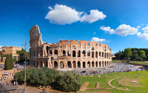 Rome Italië Uitzicht Colosseum Vanaf Palatine Hill Een Zonnige Dag — Stockfoto