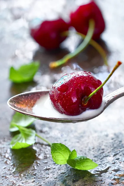 Primer Plano Sobre Una Cuchara Con Crema Cereza Oscura Con — Foto de Stock