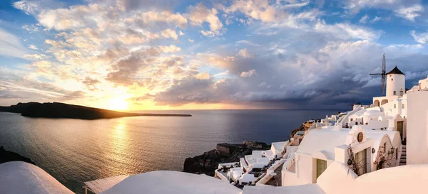 Tramonto Sull Isola Santorini Grecia Chiesa Tradizionale Appartamenti Mulini Vento — Foto Stock