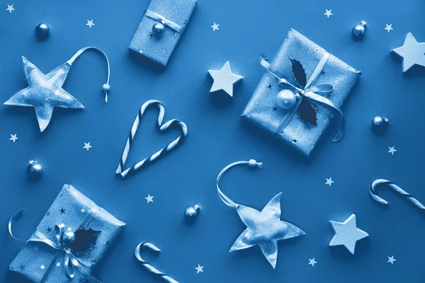 Festive Monocromatico Blu Colore Sfondo Natale Con Scatole Regalo Bastoncini — Foto Stock