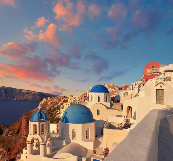 Oia Dorp Santorini Eiland Griekenland Een Zonsopgang Met Lokale Kerk — Stockfoto