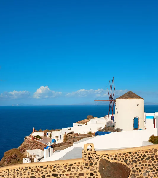 Mooie Santorini Griekenland Traditionele Windmolen Appartementen Oia Dorp Een Zonnige — Stockfoto