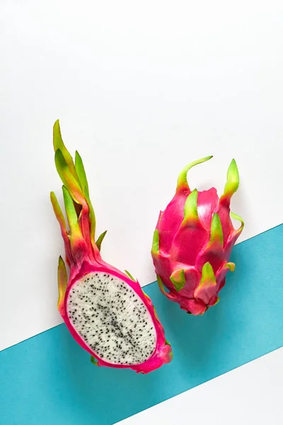 Dragonfruit Bio Frais Pitaya Pitahaya Coupé Deux Sur Fond Bleu — Photo