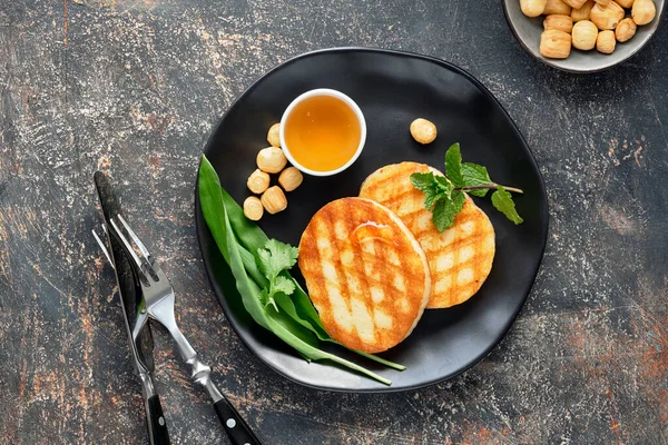 Gegrilde Ronde Plakjes Griekse Kaas Met Honing Rookgedroogde Kaas Wilde — Stockfoto