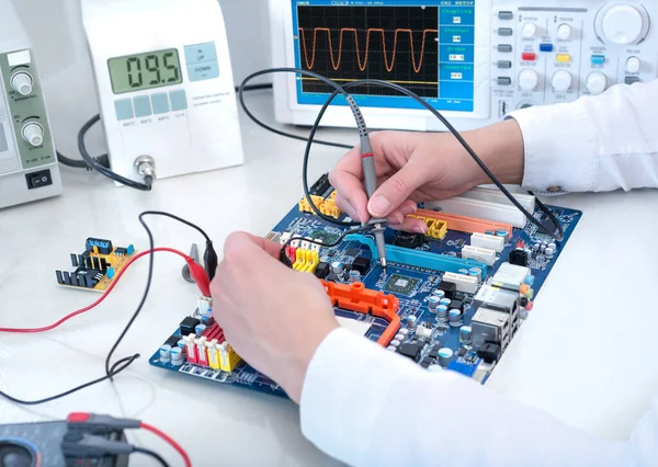 Teknoloji hizmet merkezindeki elektronik ekipmanları test ediyor 