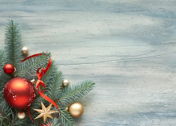 圣诞背景 装饰有冷杉枝条的墙角和浅中性背景的圣诞灌木 文字空间 — 图库照片