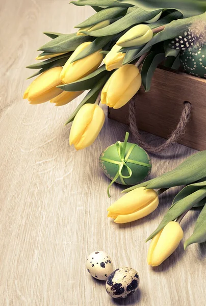 Composición Pascua Con Tulipanes Amarillos Huevos Pascua Sobre Mesa Madera —  Fotos de Stock