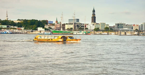 Haburg Germany August 2015 Boat Tourists Goes Elbe River Hamburg — Stock fotografie