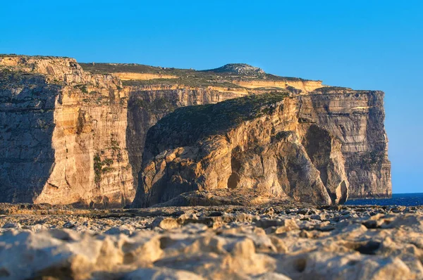 Wyspa Gozo Malcie Zbliżenie Wybrzeżu Klifów Dwejra Pobliżu Azure Window — Zdjęcie stockowe