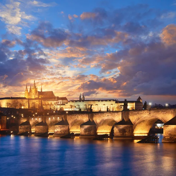 Güzel Prag Aydınlanmış Charles Köprüsü Gecenin Erken Saatlerinde Vltava Nehri — Stok fotoğraf