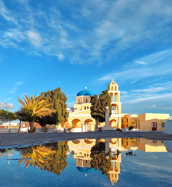 Gul Lokal Kyrka Och Klocktorn Oia Byn Santorini Grekland Med — Stockfoto