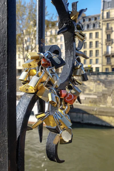 Paris 'te Seine nehrinin kenarındaki parmaklıklarda asma kilit.